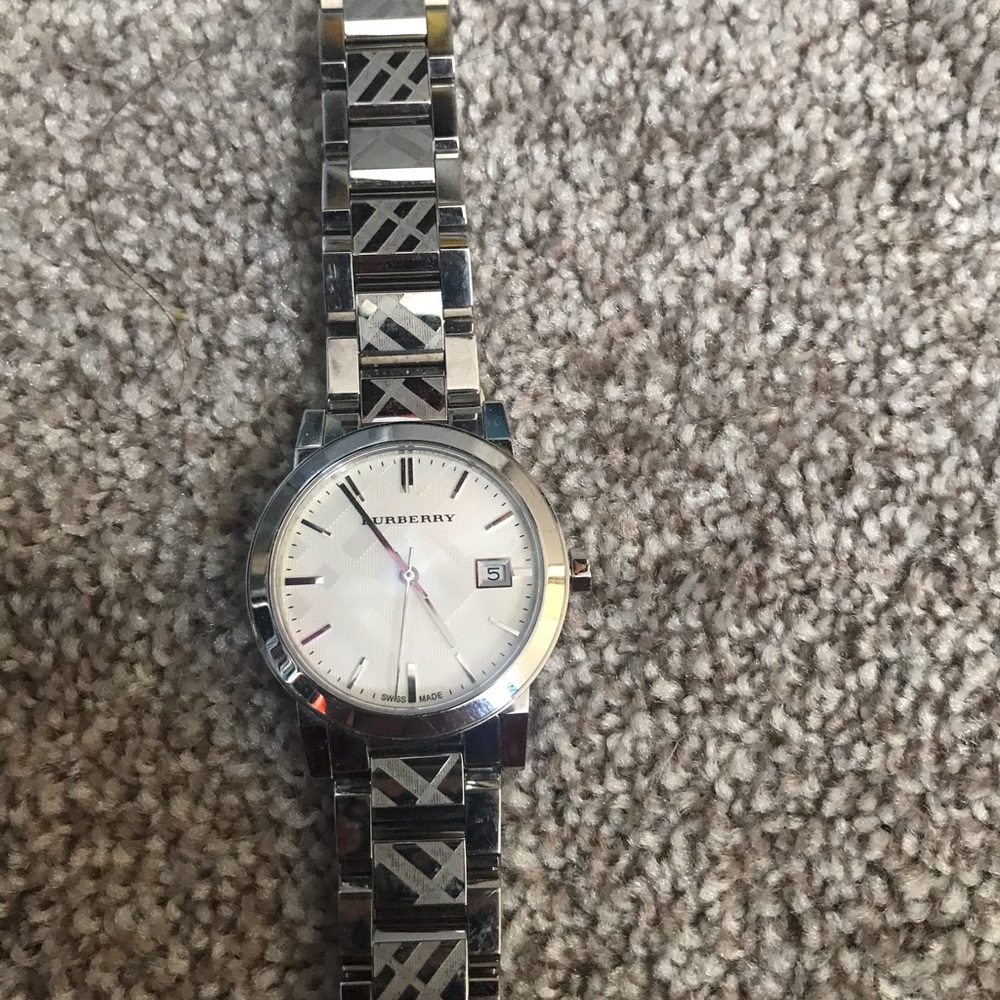 Burbery watch for sale, come with box